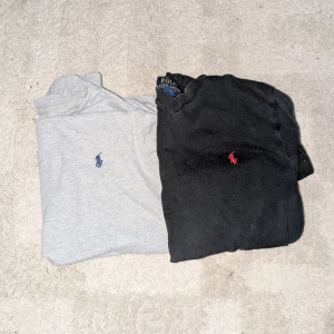 Två t-shirts från Polo Ralph Lauren - Säljer två klassiska t-shirts från Polo Ralph Lauren i storlek M. En är svart med röd broderad logga och den andra är ljusgrå med blå broderad logga. Perfekta basplagg med normal passform och korta ärmar. Dem passar folk runt 155-160cm!