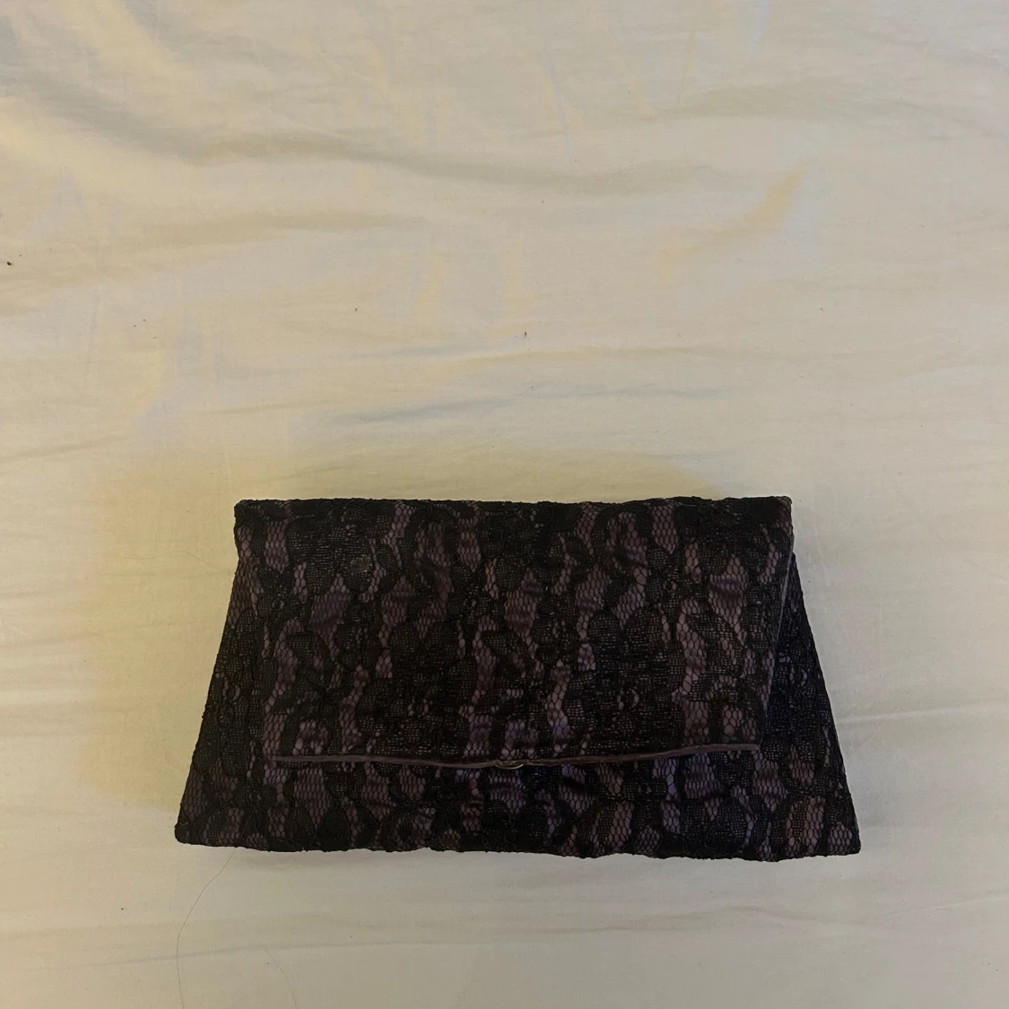 Svart spets kuvertväska med lila rosett - 4