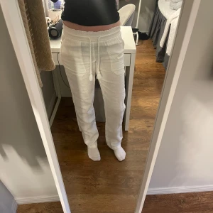 Vita linnebyxor fråb Skagen clothing  - Säljer ett par vita linnebyxor från skagen clothing i storlek XS. Byxorna har resår i midjan, och stora fickor framtill. Perfekta för varma dagar och har en avslappnad passform.