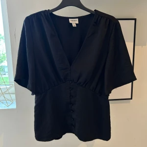 Topp - Supersnygg blus med v ringning och knappar längs med💕perfekt till fest och till vardags🥰säljer då den irne kommer till användning!⭐️