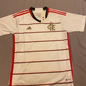 Brasilianska Flamengo fotbollströja  - Riktigt fint och unik, HELT NYA! Kolla på min profil för mer tröjor