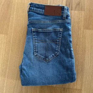 Tiger Of Sweden jeans 31/32 - Här är ett par sjysta tiger of Sweden jeans. De är i storleken 31/32. Skick 10/10. För fler frågor eller funderingar så är det bara att höra av sig! Priser kan diskuteras!☺️