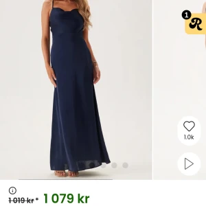 Marinblå långklänning med smala axelband - Elegant marinblå långklänning med smala axelband och djup v-ringad rygg. Klänningen har en figurnära passform upptill och faller snyggt längs kroppen. Perfekt för festliga tillfällen där du vill känna dig extra fin. Aldrig använd🩵🩵