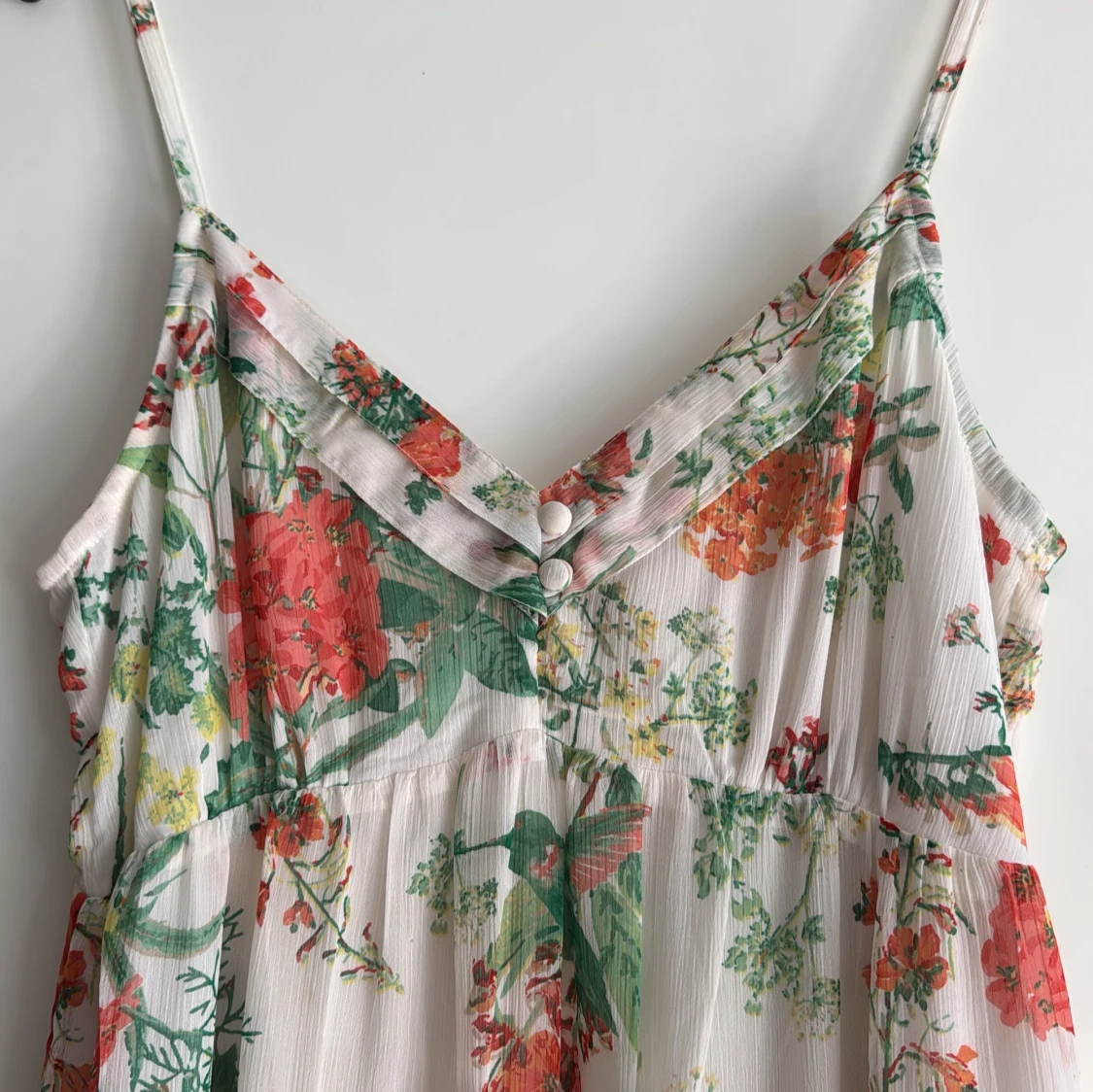 Blommig långklänning med smala axelband - 3