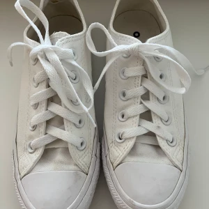 Converse All Star Sneakers, Vita, 36 - Ett par klassiska vita Converse All Star sneakers i storlek 36. Perfekt för en avslappnad och stilren look. Skorna är i använt skick, se bilder.