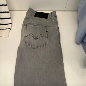 Replay jeans  - Säljer dessa feta Replay jeans! I size w30 L32🤩Skick 9-10 mitt pris 599!🤩 nypris 1899! Vid frågor och funderingar är det bara att höra av sig! 