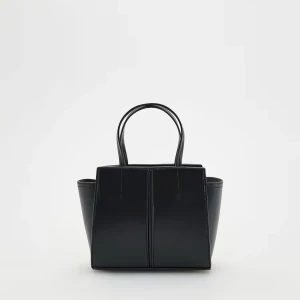 Svart handväska med axelrem - Zara - Stilren svart handväska i syntetmaterial med både handtag och avtagbar axelrem. Väskan har en strukturerad form och flera fack, inklusive ett med dragkedja. Perfekt för dig som vill ha en klassisk och praktisk accessoar.