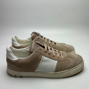 Valentino flycrew - Hej! Säljer nu dessa sjukt feta Valentinos flycrew. Superfint skick! Inga nitar saknas. Använda någon gång bara. Med skorna medföljer dustbag. Hör av dig vid frågor!