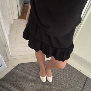 🖤💓Svart kort volangkjol - Säljer en svart kort volangkjol som är tunn och därför skön till varma dagar❤️‍🔥perfekt basic kjol❣️Den har ett litet hål men annars i gott skick!!