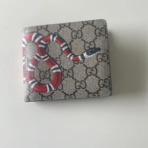 Gucci plånbok orm - ‼️behöver såld asap ‼️ Säljer nu min riktigt fina Gucci plånbok med orm mönster. Låda medföljs och kan ta bild på den vid befrågan. Skicket är extremt bra och plånboken har blivit authenticerad. Pris kan diskuteras vid snabb affär 
