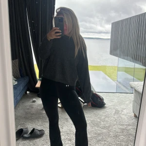 Grå stickad tröja  - Grå stickad tröja 