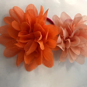2st  stora blommor hårsnoddar  -  Perfekt för att ge en färgklick till din look.