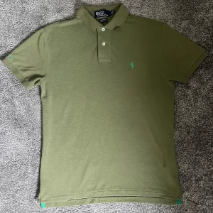 Polo Ralph Lauren Piké - Sjukt skön och snygg Polo Ralph Lauren piké i ett skönt material och en fet grön färg. Kom gärna med frågor och prisförslag!