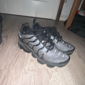 Nike vapormax - Säljer för har fått nya skor de är i helt okej skick de finns två små hål men de märker knappast har ba använt i några månader priset är inte huggit i sten så tveka inte på att kontakta!