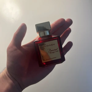 Maison Curdijan Baccarat rouge - Maison Kurdijan Baccarat rouge- tom flaska. Om du vill köpa så är det från min brorsas Plick konto eller min vinteds konto. 