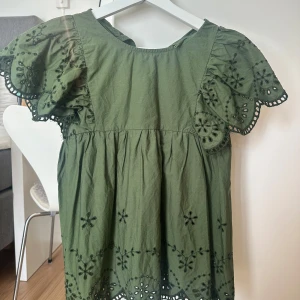 Blus/topp från Zara  - Super fin blus/topp från Zara. Lappen i nackstycket är bortklippt🙏🏽❤️