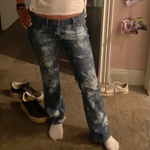 Unika jeans😋 - Ett par så coola jeans!! Är 167 för referens😛💗Midjemått: 68
