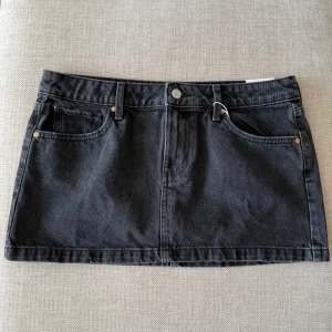 Svart jeanskjol mini - Snygg kjol från mango, säljs inte längre