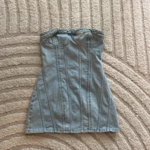 Prettylittlethings jeans klänning - Använt 2-3 gånger 