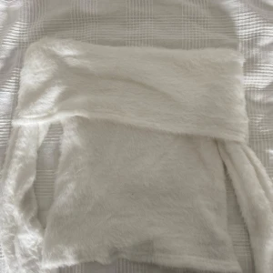 Vit fluffig off shoulder top - Säljer en supermjuk och fluffig vit off shouler top eftersom att den inte kommer till användning, endast använd 1 gång. 💞