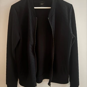 Svart kofta/jacka - Fin kofta/jacka perfekt nu till våren och sommaren!🩷🩷 står ingen storlek i den men jag skulle säga att den passar S