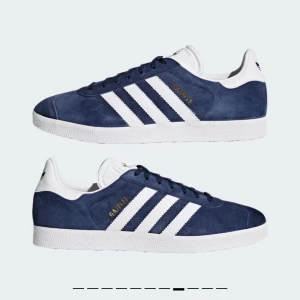 Adidas Gazelle sneakers i blå mocka - Säljer ett par klassiska Adidas Gazelle sneakers i blå mocka med vita detaljer. Skorna har snörning och vit sula, samt Adidas-logga på hälen. Perfekt till sommaren 🥰Jag köpte skorna för 1200kr och säljs nu för 700kr.  Pris kan diskuteras 💕 Säljer pga att dom är för små. ❤️ Skorna är i jättebra skick och har bara använts fåtal gånger. Kontakta mig för fler bilder ❤️❤️