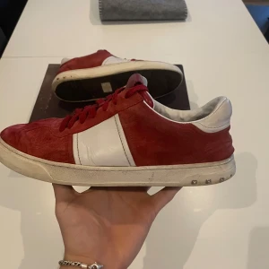 Valentino flycruews  - Tjena, säljer nu mina röda Valentino Flycruews. Skorna är i bra skick och är just nu inlämnade för mocka tvättning. Skriv gärna om ni har några funderingar🤩🎂