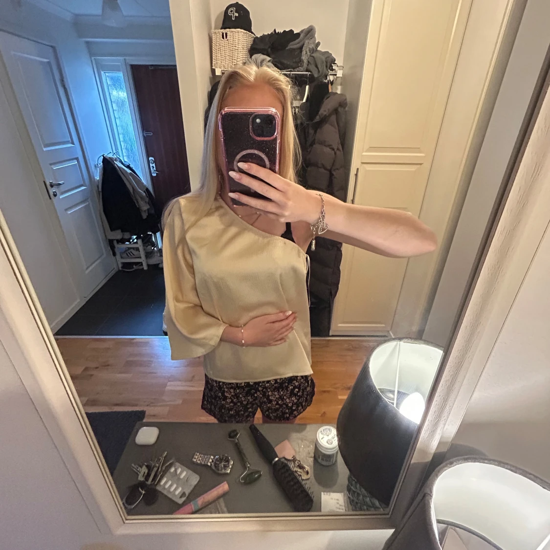 Champagnefärgad oneshoulder blus - 3