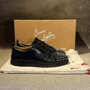 Christian Louboutin skor  - Säljer dessa loubs för dunder pris först till kvarn  garanterar äktehet skick 9/10 allt og storlek 41/2 pris kan diskuteras äktehets bevis finns! Se bild 5 köpta för 3400 hos @dompacloset så givetvis äkta