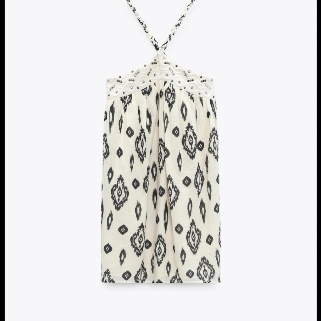 Vit och svart mönstrad halterneckklänning - 2