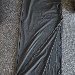 Svart långkjol från SHEIN - Säljer en svart kjol från SHEIN med slits på ena sidan då den inte kommer till användning🤍