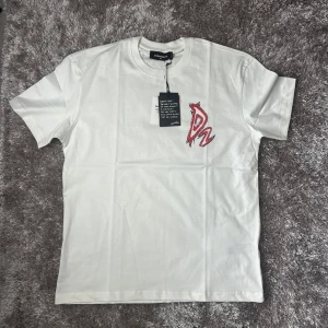 Dsquared2 t shirt  - Riktigt fet t shirt från dsquared2! Finns i storlekarna S och XL. Bra kvalitet o perfekta inför sommaren! Skriv innan ni köper