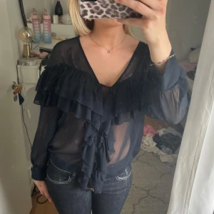 Volangblus - Jättefin blus med volanger. Säljer då den inte kommer till användning💞