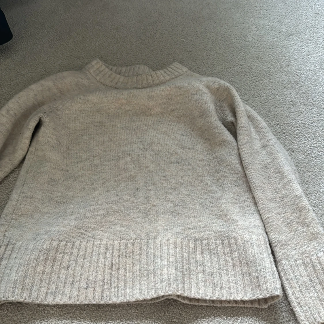 Beige stickad tröja från C