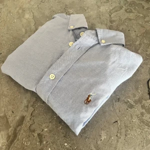 Ralph lauren skjorta  - Hej, säljer nu denna otroligt feta Ralph lauren skjortan, den har inga defekter så skick är mycket bra skulle säga 9/10, storleken är som S, hör av er vid funderingar och pris kan diskuteras 