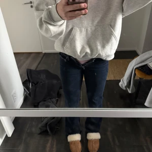 Mörkblå jeans från Abrand Jeans - Säljer ett par mörkblå jeans från Abrand Jeans, lågmidjade . Säljer pga att de blivit för små för mig, köpta för 1200. Tror inte modellen säljs längre dock. Utsvängd bootcut. Även lite lite korta för mig, är 165cm