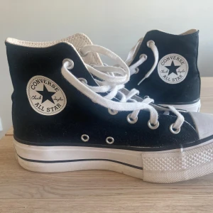 Svarta Converse All Star sneakers - Klassiska svarta Converse All Star high-top sneakers. Sulan är lite högre (lifted). Skorna har bara  använts lite hemma. Jättefint skick. 