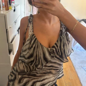 Zebramönstrad linne🦓🦓 - Helt oanvänd och sååå dnygg volang topp från Zara 😍😍perfekt till sommaren