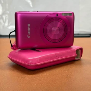  Canon ixy 400f  - Säljer En rosa Canon IXY 400F kamera. Japansk version, bra pocket kamera. Perfekt för gatu eller partyfotografering. Japansk kontakt på laddare som även funkar på 230v men behövs bara en enkel konverter. Batteriet följer med