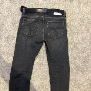 Svarta jeans tiger of sweden - Säljer dessa feta tiger of Sweden jeansen | modell evolve | skick 9/10, inga defekter, lite använda | storlek 32/32 | Sjukt unika och super najs passform. Inte för slim som många tiger of sweden jeans är, sitter skitnajs ba.🤝⭐️⭐️🤝