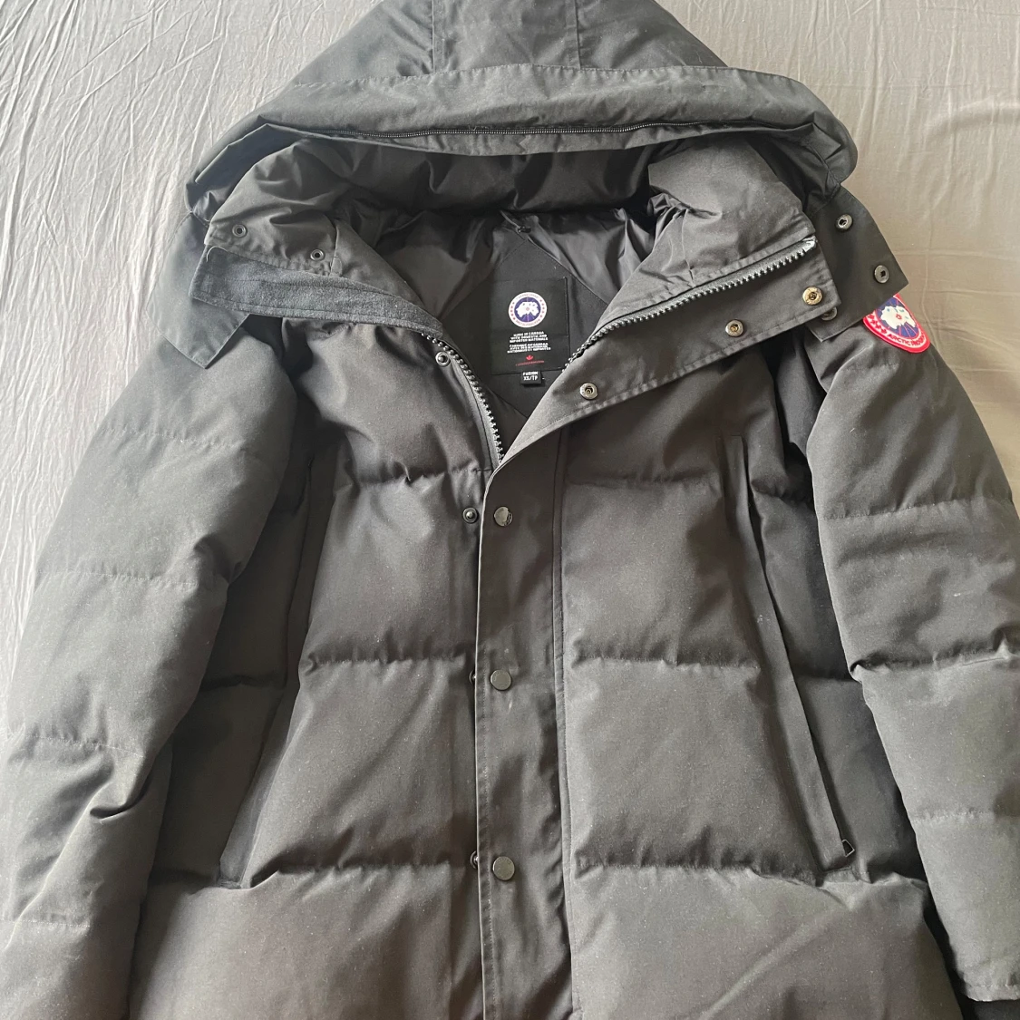 Svart dunjacka från Canada Goose med huva