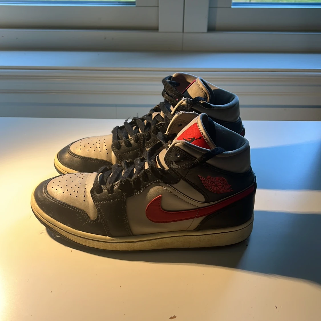 Nike Air Jordans med röd swoosh - 1