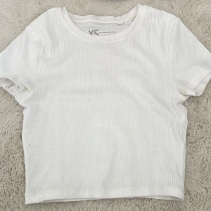 Vit ribbad croppad t-shirt från newyorker  - Säljer en vit ribbad croppad t-shirt från newyorker. Den är för kort enligt min smak därför säljer jag den.