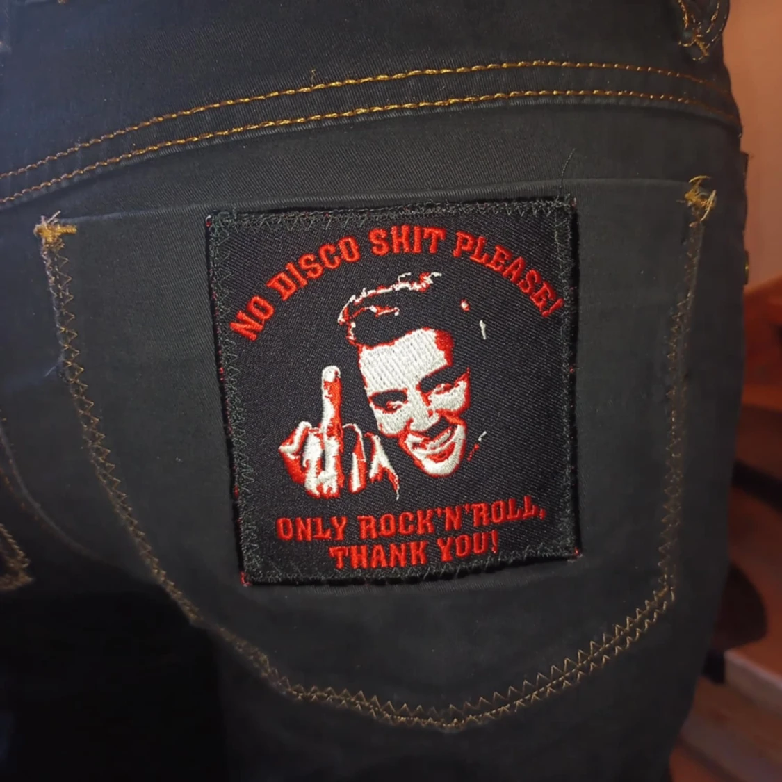 Svarta jeans med patch och dragkedjor - 2