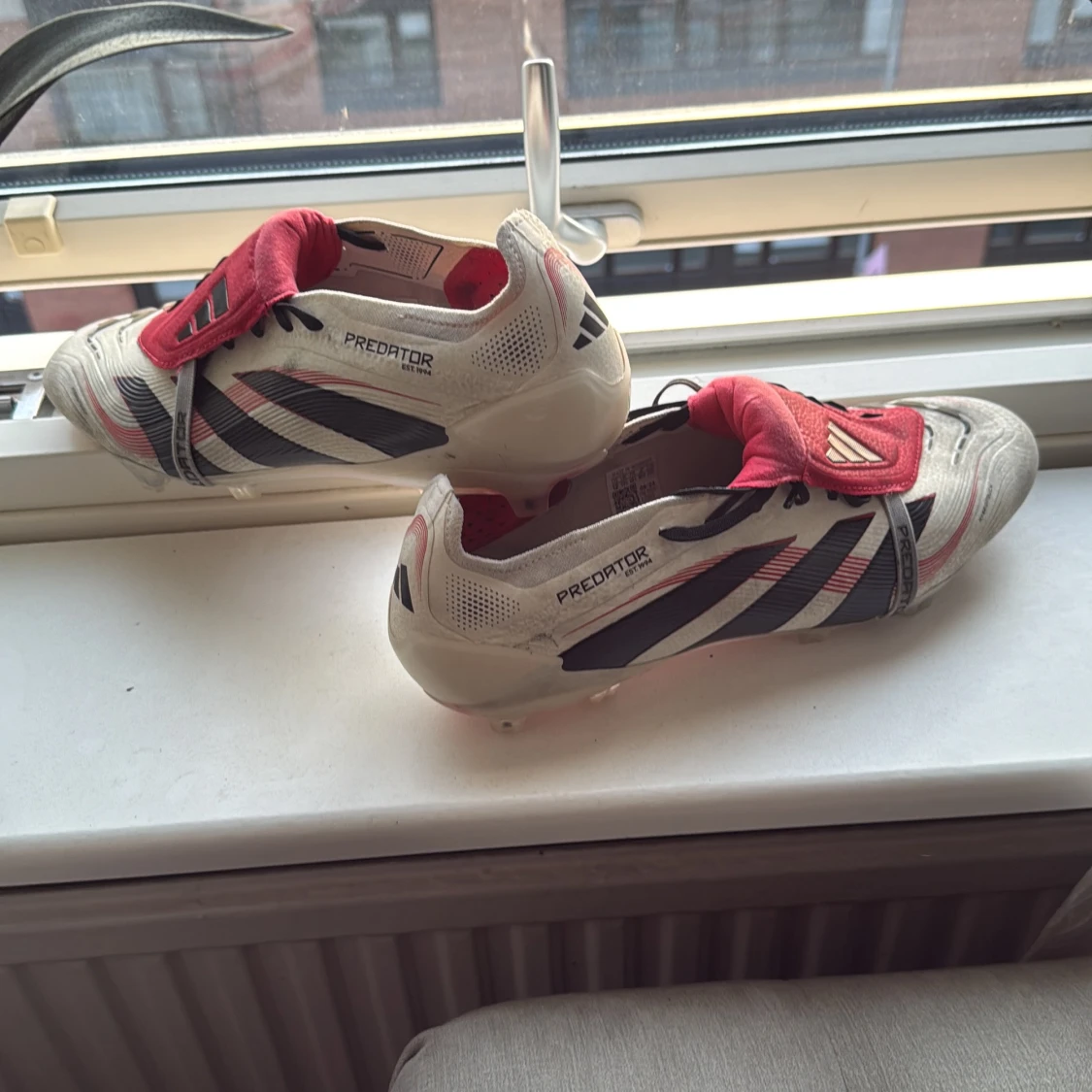 Adidas Predator fotbollsskor i vitt och rött med tunga 