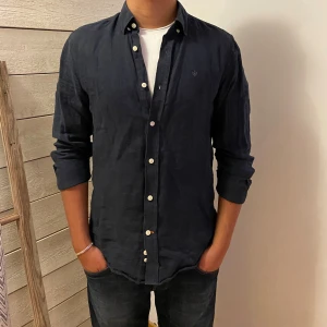 Linne Morris skjorta - Säljer nu denna riktigt feta Morris skjorta i Linne material, i fint skick, perfekt nu i sommar☀️🌇. Skjortan är väldigt väldigt mörkblå så den ser nästan svart ut | Passform: storlek S| Hör av dig vid minsta fundering eller behov av mer bilder👊🏼😊