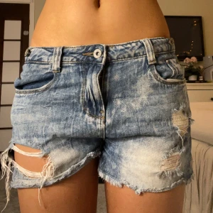 Blå slitna jeansshorts  - Säljer ett par blå jeansshorts med slitningar, i gott skick köpt från Vinted! Passar mig perfekt som är XS men kan nog även passa S! 💕