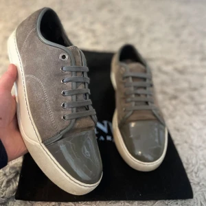 Lanvin - Tja! Säljer dessa Lanvins i mycket bra skick|| Skick 8,7/10 Inga D-effekter och glansen är väldigt bra|| Storlek 42 men passar 42 1/2 (UK8) ||Nypris: ~5000 Mitt pris:2999 men priset kan diskuteras|| Om ni har frågor eller funderingar är det bara att frågall Mvh Oscar