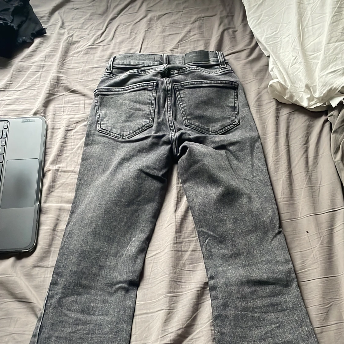 Grå jeans från Gina Tricot - 2