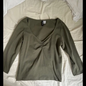 Khaki långärmad topp från H&M  - En khaki långärmad topp från H&M Divided i storlek M. Aldig använt så helt i nyskick!💞